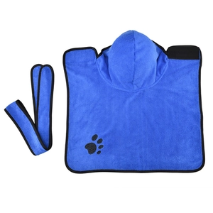 Dettaglio accappatoio blu per animali in microfibra con cappuccio, cintura e ricamo zampa