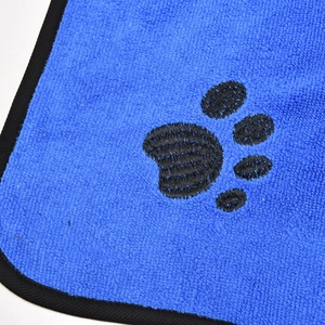 Dettaglio macro dell'asciugamano in microfibra blu per animali con stampa a zampa nera