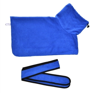 Dettaglio del set asciugamano in microfibra blu per animali con coulisse e bordo nero