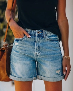 Vue détaillée du short en jean bleu avec déchirures et taille haute pour un look décontracté