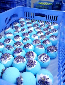 Gros plan de boules de bain à la lavande bleue avec fleurs séchées dans un bac