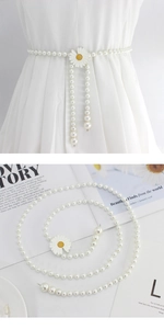 Vue détaillée d'une chaîne de taille en perles avec breloques marguerites blanches