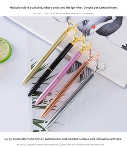 Set di cinque penne diamantate in metallo oro e rosa su una rivista bianca elegante