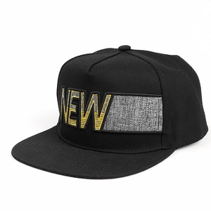 Détail de casquette hip hop noire à bord plat avec broderie NEW en 3D jaune sur coton épais
