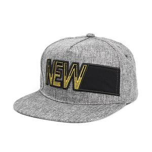 Détail de la casquette snapback gris chiné avec écusson noir et broderie NEW jaune
