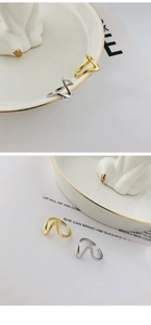 Makro-Detail der verstellbaren S925-Silberringe mit Wellenlinie in Gold und Silber