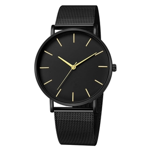 Détail d'une montre homme mince avec cadran noir et bracelet en maille d'acier noir