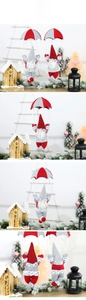 Detailansicht der gestrickten Weihnachtswichtel mit Fallschirm, Streifen und langen Bärten