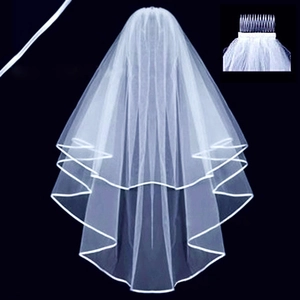 Détail du voile de mariée double couche avec bord en satin et fixation par peigne