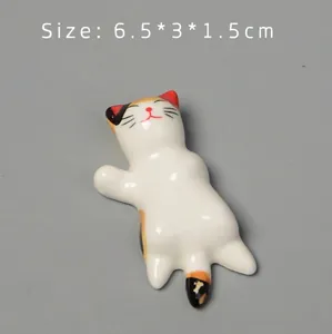 Detail shot of ceramic calico cat chopstick rest showing size 6.5x3x1.5cm on grey background
