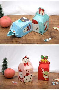Vue détaillée de diverses boîtes cadeaux de Noël colorées sur une table en bois festive