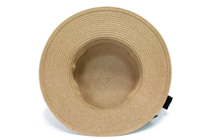 Détail intérieur d'un chapeau de paille montrant le tissage respirant et le bandeau