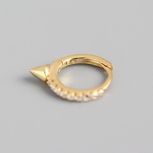 Élégantes boucles d'oreilles créoles S925 argent plaqué or avec rivets et pierres zircon