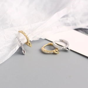 Boucles d'oreilles en argent S925 avec zircons sertis et rivets de style punk