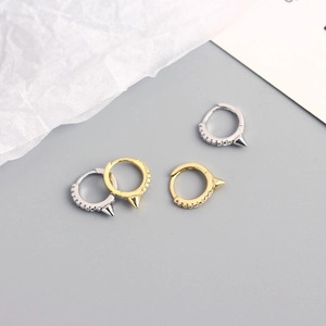 Détails des boucles d'oreilles clous en argent S925 avec pointes et zircons incrustés