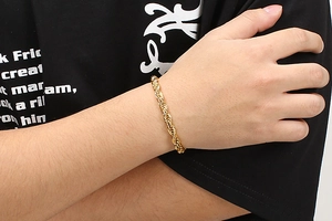 Dettaglio del bracciale a corda da 6mm placcato in oro 18k in acciaio inossidabile al polso
