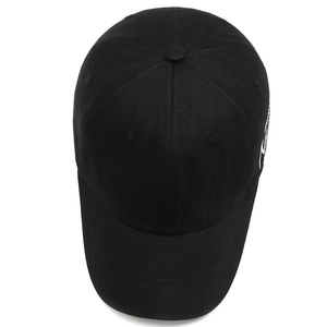 Casquette de baseball classique en coton noir avec broderie latérale sur fond blanc pur