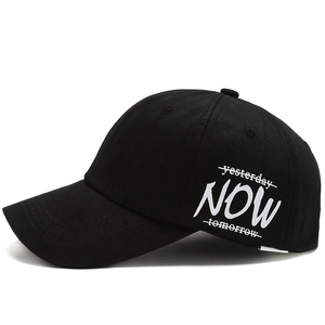 Casquette de baseball en coton noir avec imprimé artistique yesterday now tomorrow blanc