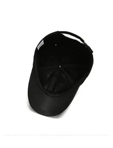 Vue détaillée de l'intérieur d'une casquette en coton noir avec étiquette d'entretien