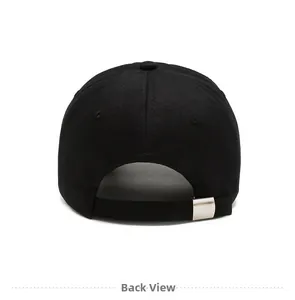 Vue arrière détaillée d'une casquette de baseball noire avec boucle métallique réglable