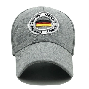 Dettaglio del cappellino grigio in cotone con ricamo circolare della bandiera tedesca