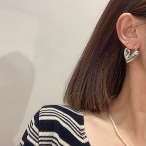 Pendientes de aro de corazón plateados minimalistas para mujer, diseño metal 3D