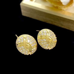 Vintage oval gold stud earrings with pavé zircons and cross pattern in elegant style