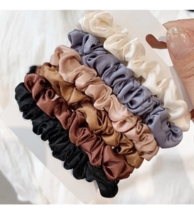 Dettaglio di 6 elastici per capelli in raso stile francese in colori Morandi