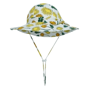 Detail eines Baby-Sonnenhutes mit gelbem Blumenmuster und verstellbarem Kinnriemen-Kordel