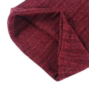 Detalle macro de la tela de punto rojo vino con textura de canalé para gorros
