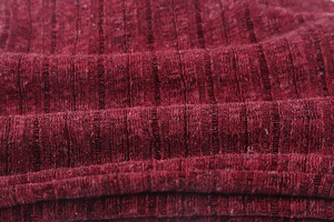 Detalle macro del tejido de punto acanalado burdeos transpirable para gorros de quimio
