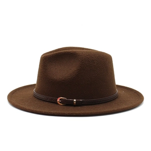 Dettaglio cappello in feltro marrone con cinturino in pelle e fibbia in metallo oro