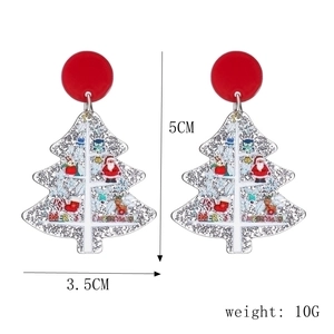 Detail view of Christmas tree earrings with size 5x3.5cm and weight 10g on white background
