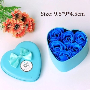 Detail of 6 blue soap roses in a heart-shaped tin box with ribbon, size 9.5x9x4.5cm