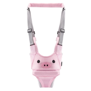 Détail du harnais de marche pour bébé cochon rose avec maille respirante et sangles réglables