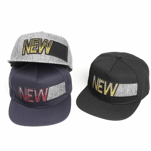 Détail des casquettes snapback à bord plat avec broderie de lettres NEW en trois couleurs