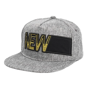 Casquette snapback grise à visière plate avec logo NEW brodé sur carré noir