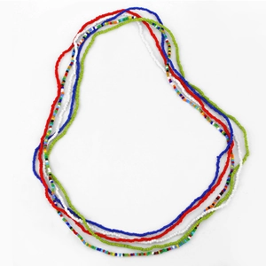 Colliers bohémiens en perles colorées superposés sur fond blanc pour un style d'été