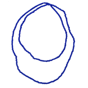Gros plan détaillé d'un collier de perles bleu roi fait main avec finition brillante