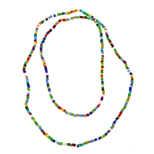 Vue détaillée d'un collier de perles colorées fait main au style bohème vintage