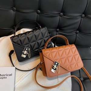 Bolsos acolchados en negro y marrón con cierres metálicos y detalles de cadena