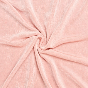 Texture macro détaillée en tricot côtelé rose clair avec plis élégants torsadés