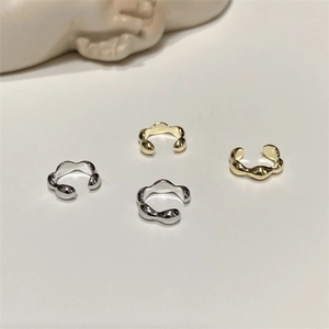 Organic wavy ear cuffs in gold and silver finish for non-pierced ears, elegant metal set