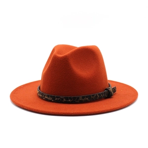 Vista dall'alto di un cappello fedora arancione in lana con fascia leopardata