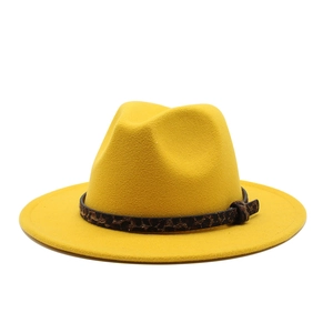 Dettaglio cappello fedora giallo con fascia leopardata e nodo decorativo