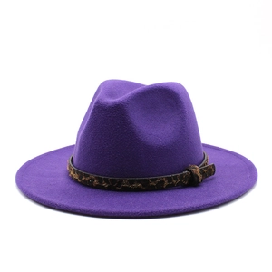 Dettaglio di cappello fedora in feltro viola con fascia leopardata e tesa larga chic