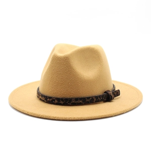 Classico cappello fedora in feltro cammello con elegante fascia leopardata