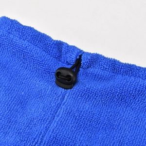 Dettaglio dell'asciugamano in microfibra blu per animali con coulisse e trama morbida