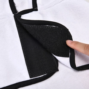 Dettaglio del tessuto assorbente con bordo nero e chiusura a strappo in velcro larga