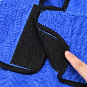 Dettaglio della chiusura a strappo sull'accappatoio in microfibra blu per animali